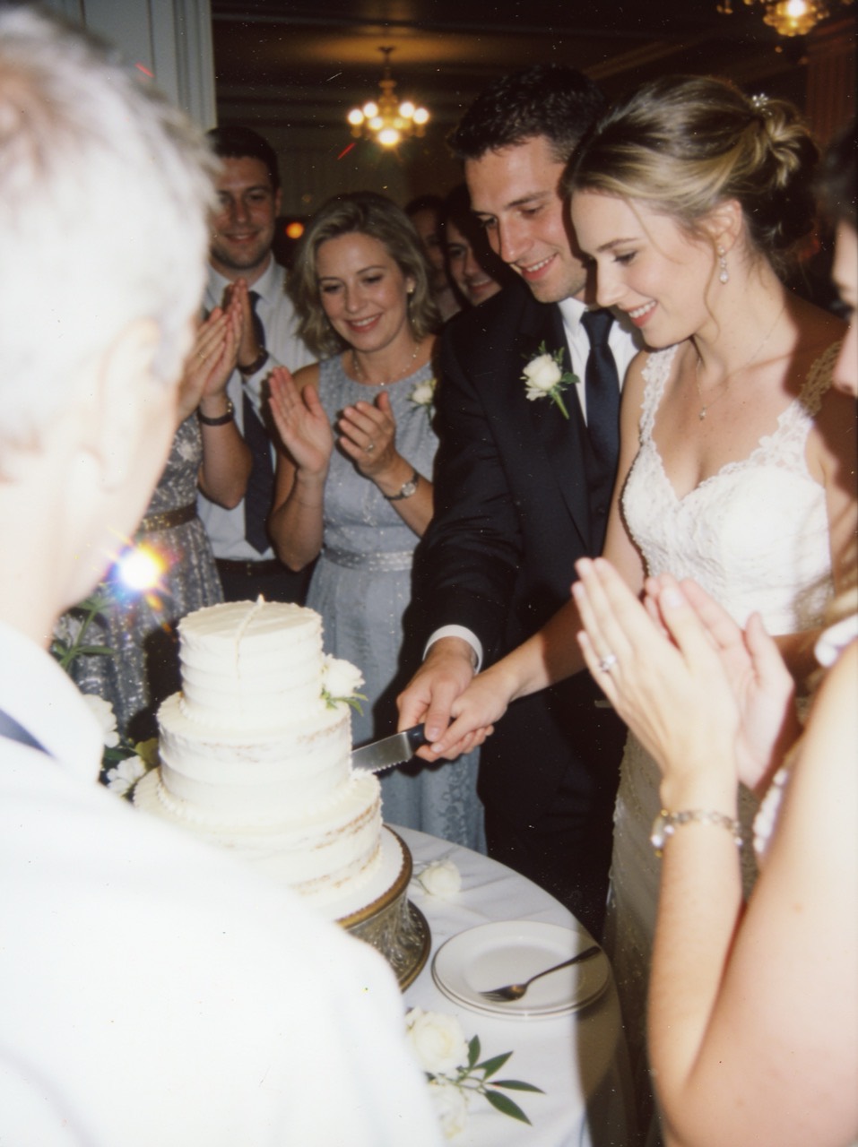Brautpaar beim Anschnitt der Hochzeitstorte