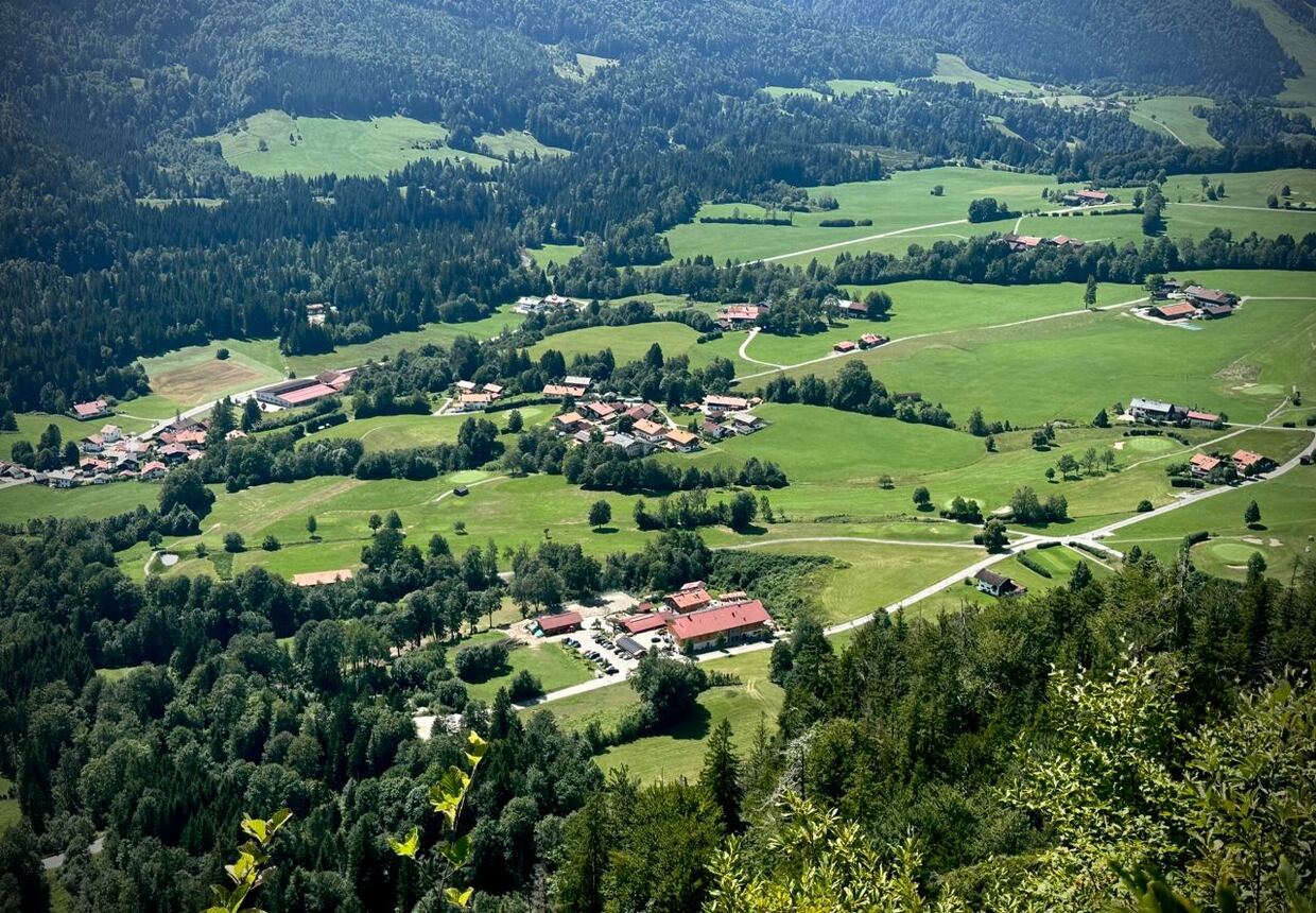 Blick von oben ins Tal von Reit im Winkl auf Wiesen und Höfe