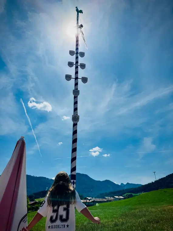 Blick nach oben in den blauen Himmel auf der Sommerrodelbahn