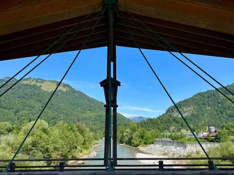 Blick von der Hängebrücke über den Fluss auf die Berge