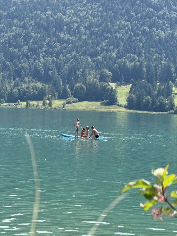 Stand-up-Paddler auf dem Walchsee